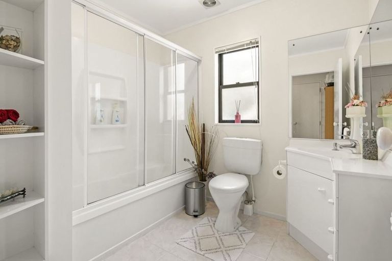 Photo of property in 14 Mandeville Place, Unsworth Heights, Auckland, 0632