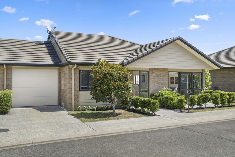 Photo of property in 21 Royalle Mews, Botany Downs, Auckland, 2010