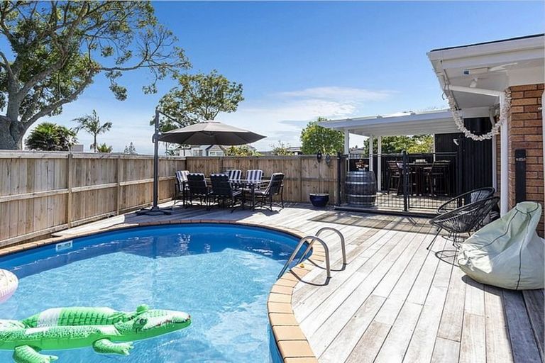 Photo of property in 1/33 Bramley Drive, Farm Cove, Auckland, 2012