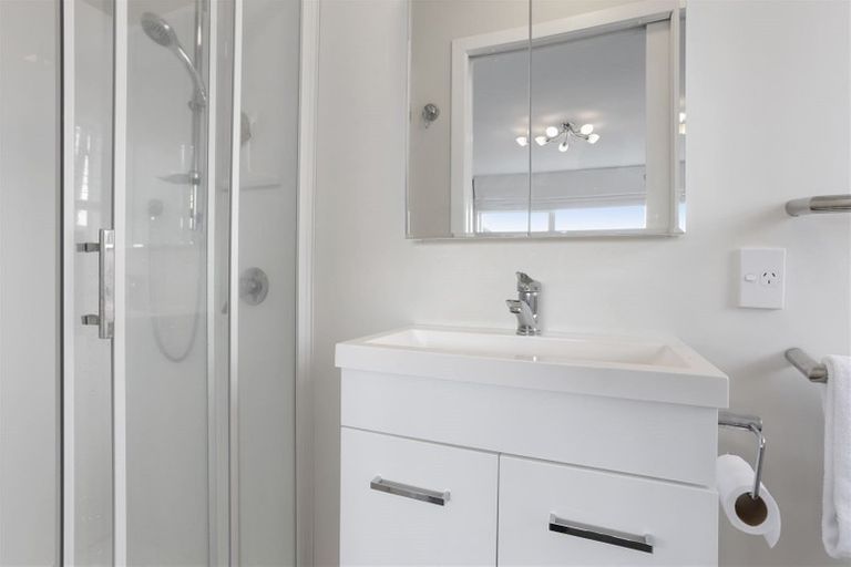 Photo of property in 2/29 Rangitoto Terrace, Milford, Auckland, 0620