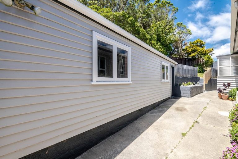 Photo of property in 19 Alder Place, Newlands, Wellington, 6037