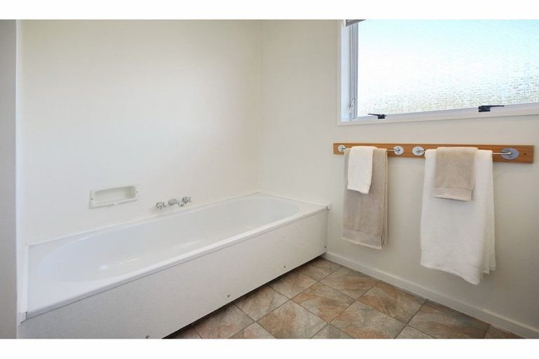 Photo of property in 2 Hawkswood Place, Avonhead, Christchurch, 8042