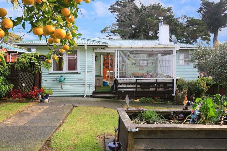 Photo of property in 137 Flanshaw Road, Te Atatu South, Auckland, 0610