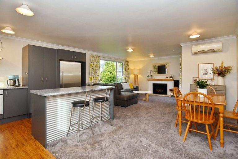 Photo of property in 11 Hannah Place, Redwood, Christchurch, 8051