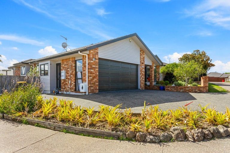 Photo of property in 20 Mackwell Road, Fairview Heights, Auckland, 0632