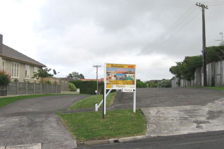 Photo of property in 2/15 Colonial Road, Chatswood, Auckland, 0626