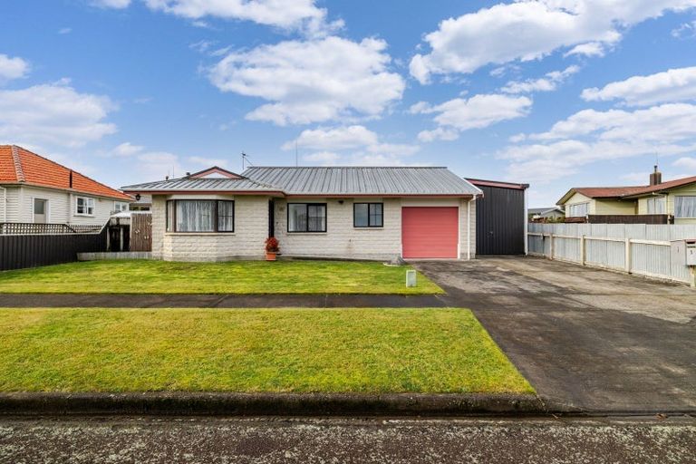 Photo of property in 1 Pinedale Parade, Milson, Palmerston North, 4414