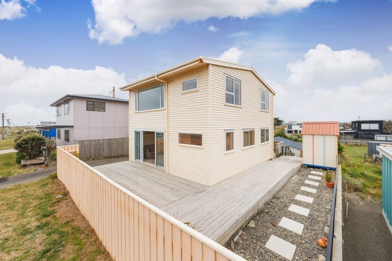 Photo of property in 19 Marine Parade South, Foxton Beach, Foxton, 4815