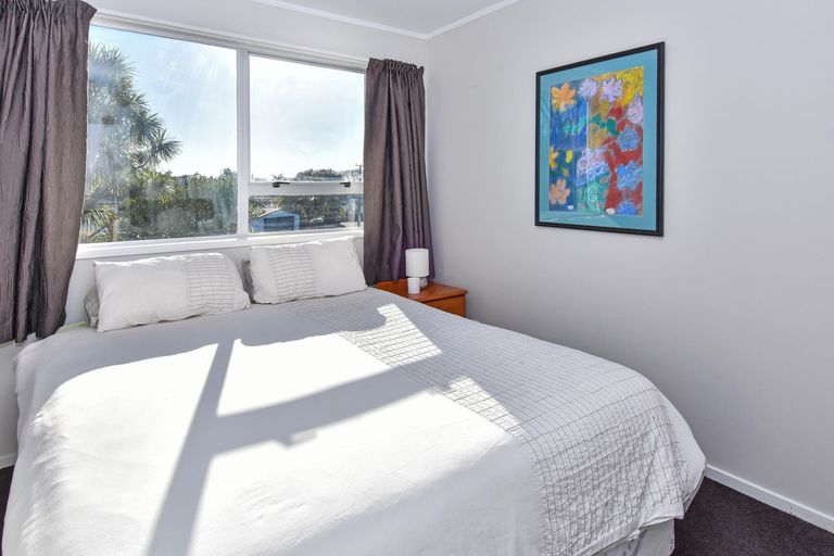 Photo of property in 6 Leatham Crescent, Opaheke, Papakura, 2113