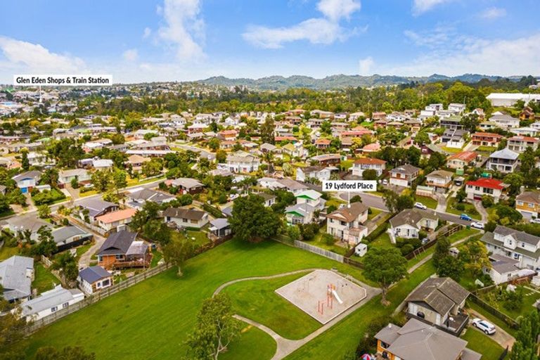 Photo of property in 19 Lydford Place, Glendene, Auckland, 0602