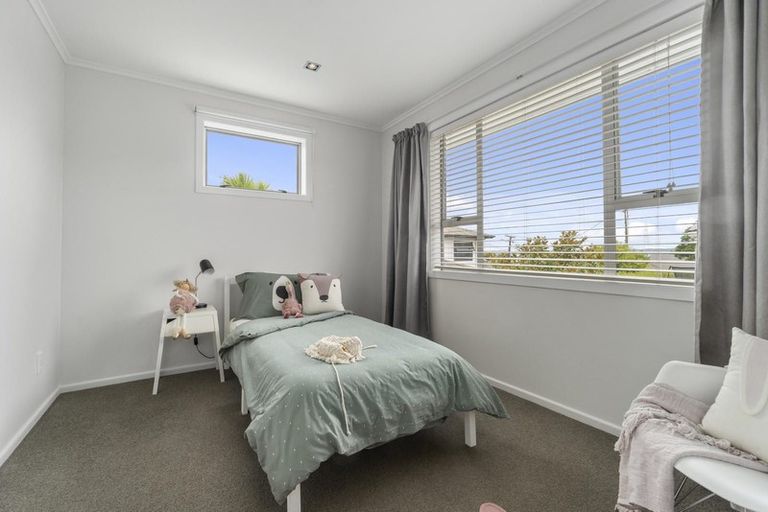 Photo of property in 3 Harding Avenue, Te Atatu South, Auckland, 0610
