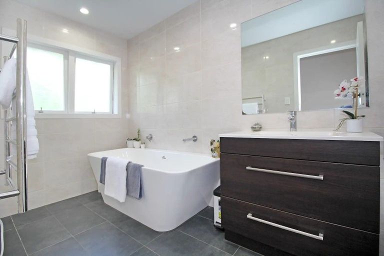 Photo of property in 24 Pooley Street, Pakuranga Heights, Auckland, 2010