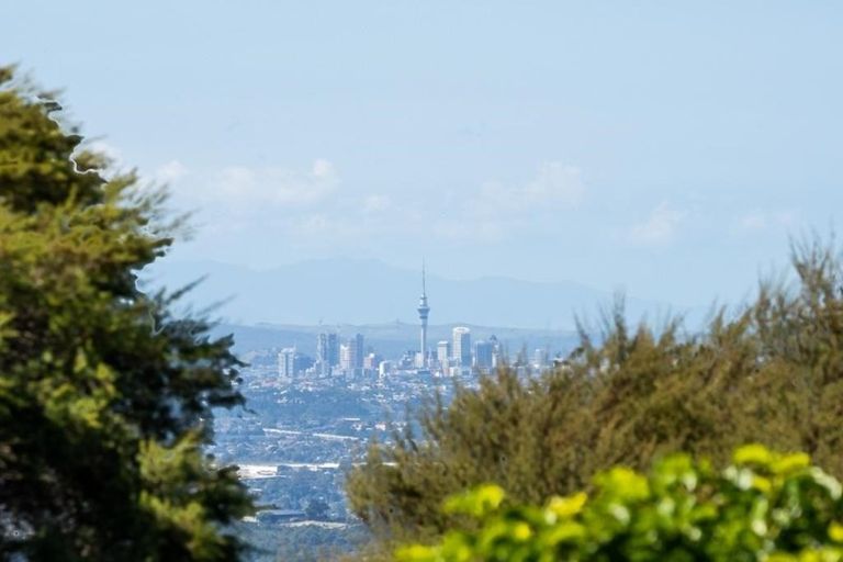 Photo of property in 453 Scenic Drive, Waiatarua, Auckland, 0612