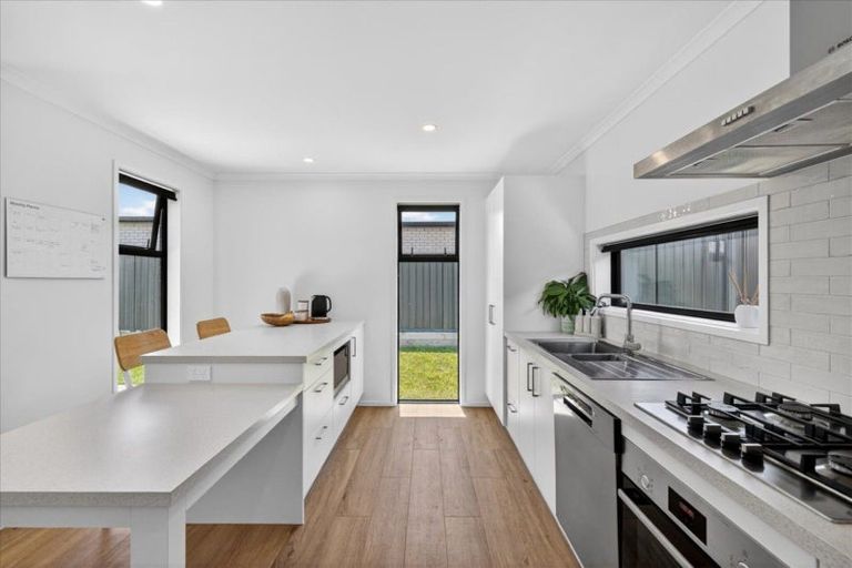 Photo of property in 46 Hammick Crescent, Pyes Pa, 3112