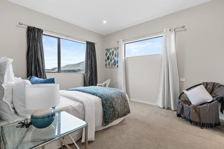 Photo of property in 10 Twin Parks Rise, Papakura, 2110