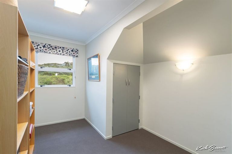 Photo of property in 8 Te Whiti Grove, Korokoro, Lower Hutt, 5012