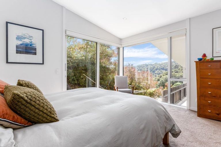 Photo of property in 4 Francis Bell Grove, Lowry Bay, Lower Hutt, 5013