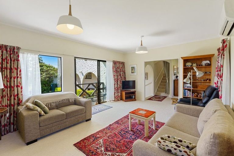 Photo of property in 22 Rewarewa Crescent, Waikanae, 5036