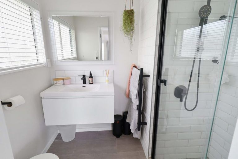 Photo of property in 6 Meadowcroft Grove, Johnsonville, Wellington, 6037