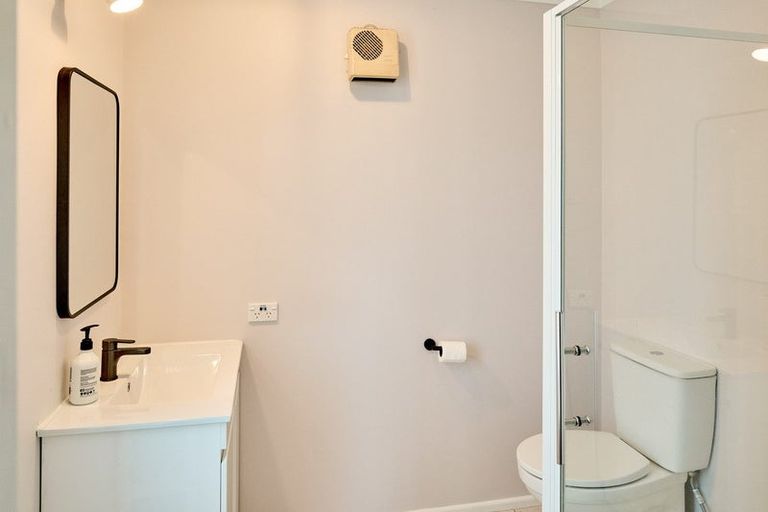 Photo of property in 9 Mana View Road, Paremata, Porirua, 5026