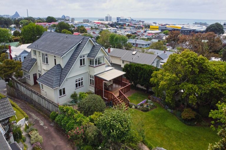Photo of property in 33 Cameron Street, New Plymouth, 4310