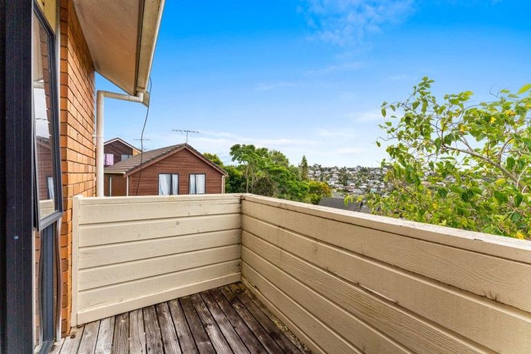 Photo of property in 2/12 Helicon Place, Totara Vale, Auckland, 0629