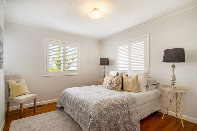 Photo of property in 42a Old Lake Road, Narrow Neck, Auckland, 0624