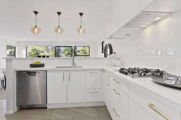 Photo of property in 2/15d Verran Road, Birkenhead, Auckland, 0626