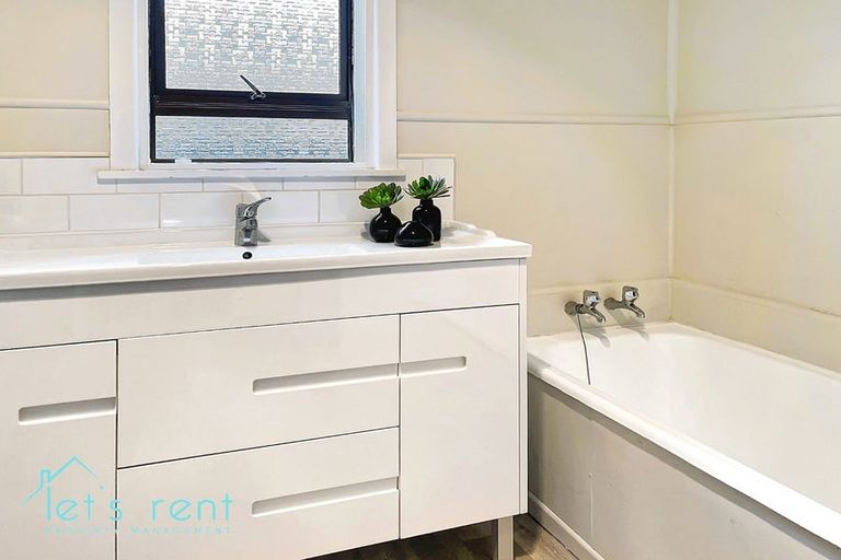 Photo of property in 52 Rosella Road, Mangere East, Auckland, 2024