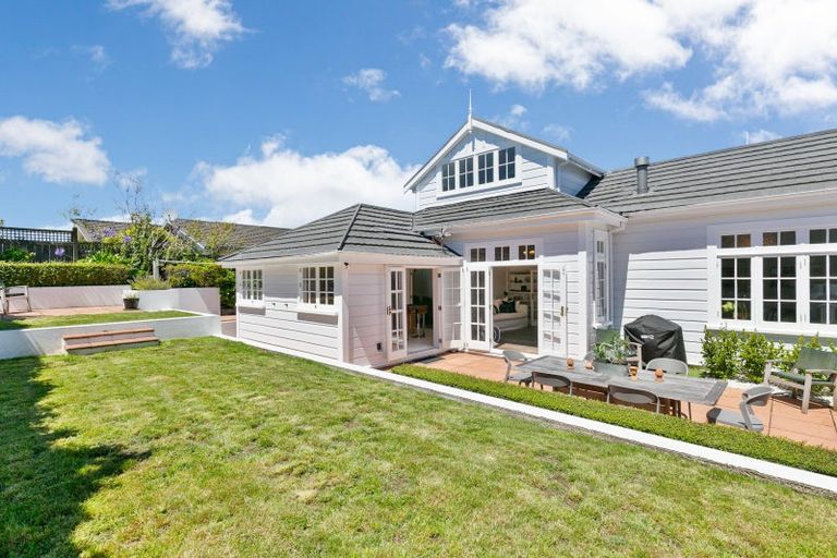 Photo of property in 15 Lucknow Terrace, Khandallah, Wellington, 6035