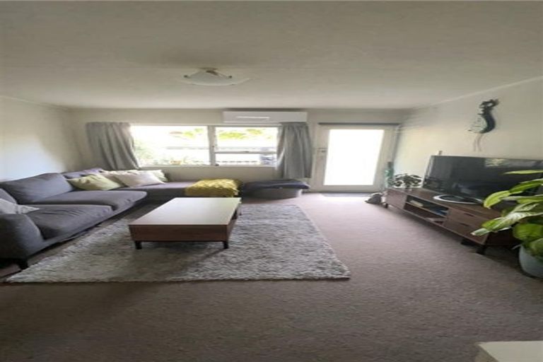 Photo of property in 2/17 Cresta Avenue, Beach Haven, Auckland, 0626