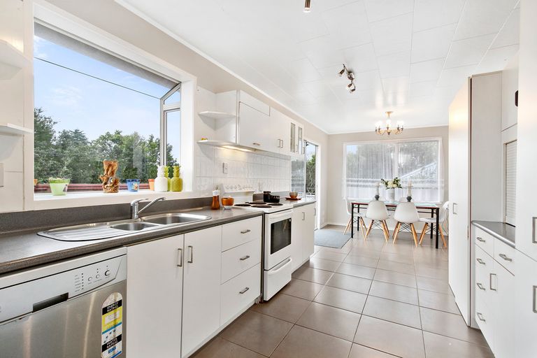 Photo of property in 17 Woodvale Road, Glen Eden, Auckland, 0602