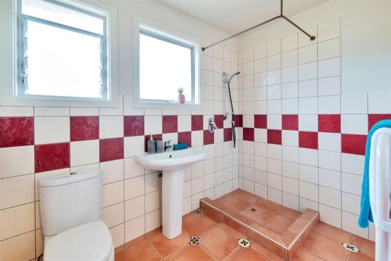 Photo of property in 11 South Pacific Place, Henderson, Auckland, 0612