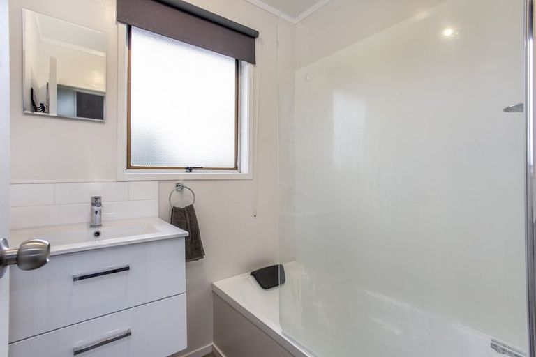 Photo of property in 42a Parakai Avenue, Parakai, 0830