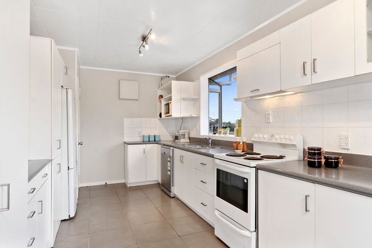 Photo of property in 17 Woodvale Road, Glen Eden, Auckland, 0602