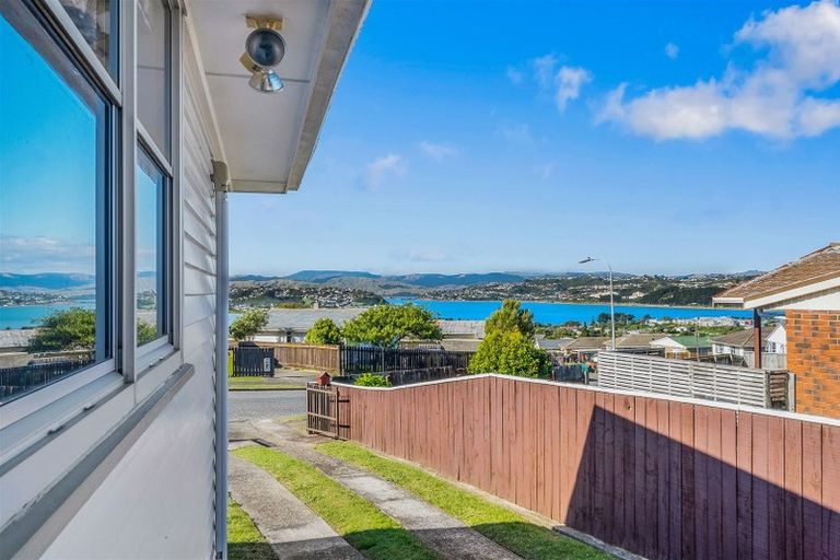 Photo of property in 32 Rangituhi Crescent, Takapuwahia, Porirua, 5022