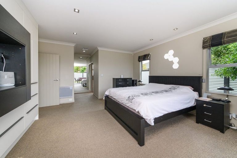 Photo of property in 1 Tennyson Avenue, Kelvin Grove, Palmerston North, 4414