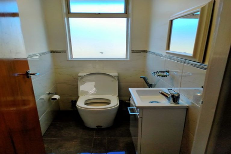 Photo of property in 18 Sarona Avenue, Glen Eden, Auckland, 0602