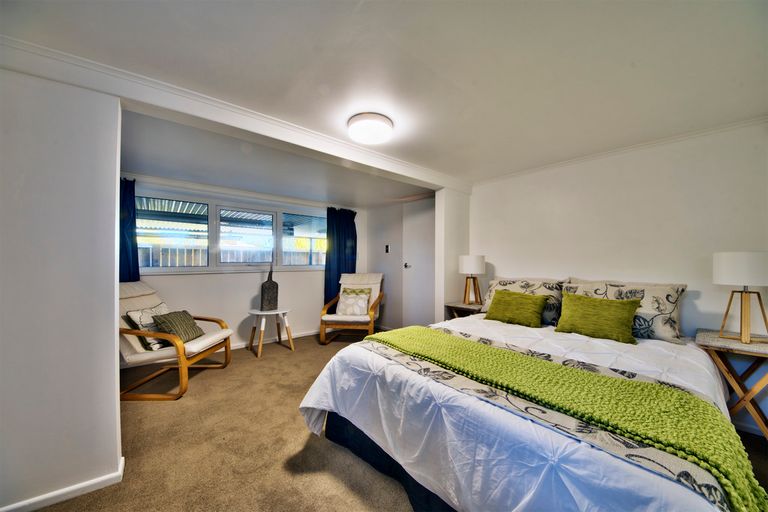 Photo of property in 20 Tauhara Street, Green Bay, Auckland, 0604