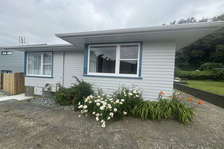 Photo of property in 46 Catherine Crescent, Paparangi, Wellington, 6037