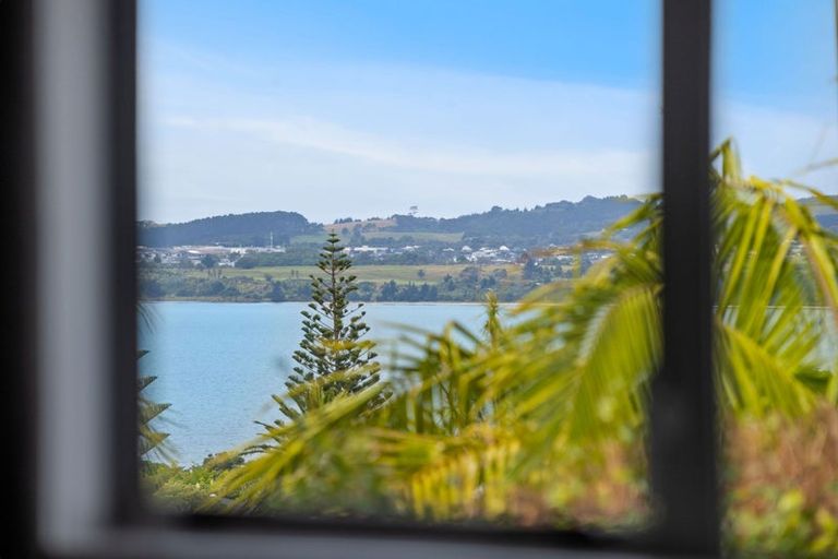 Photo of property in 16 Judkins Crescent, Cockle Bay, Auckland, 2014