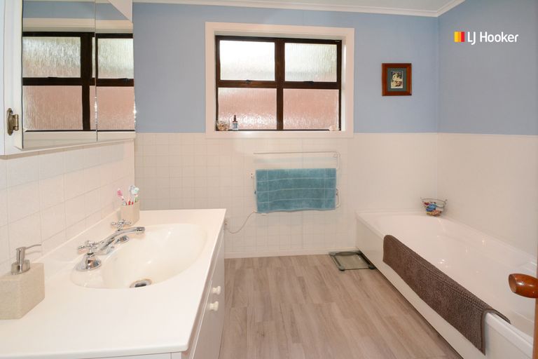 Photo of property in 35 Pioneer Crescent, Helensburgh, Dunedin, 9010