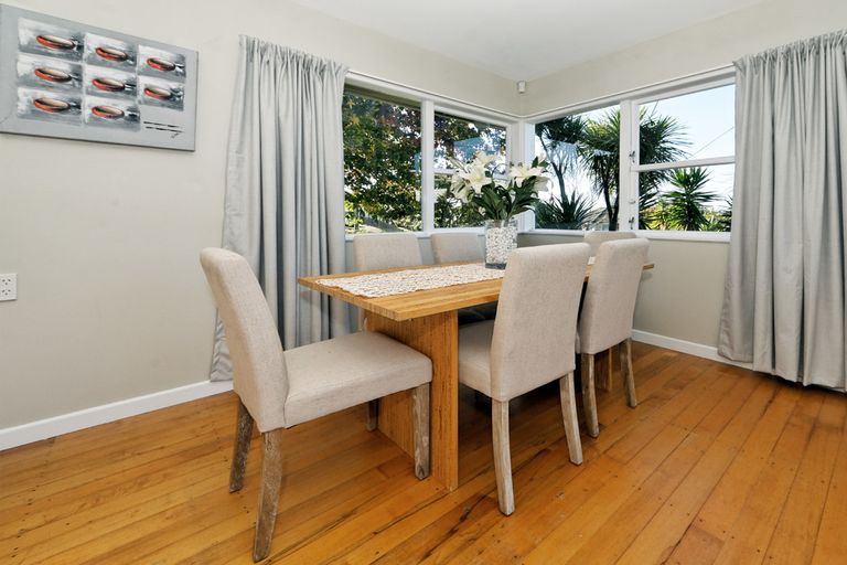 Photo of property in 20 Tauhara Street, Green Bay, Auckland, 0604