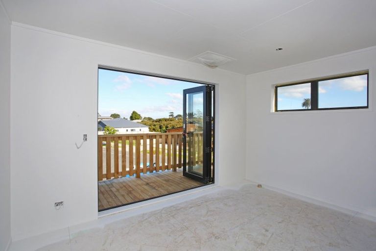 Photo of property in 16 Tahuna Minhinnick Drive, Glenbrook, 2681