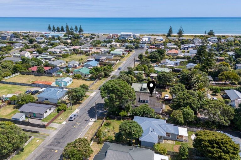 Photo of property in 18a Toi Street, Otaki Beach, Otaki, 5512