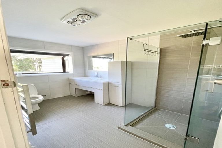 Photo of property in 4 Seaton Road, Murrays Bay, Auckland, 0630