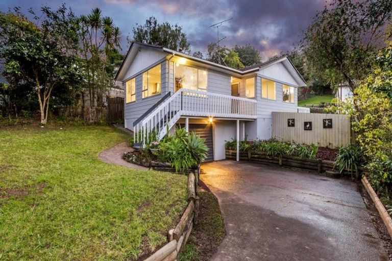 Photo of property in 17 Wanita Place, Totara Vale, Auckland, 0629