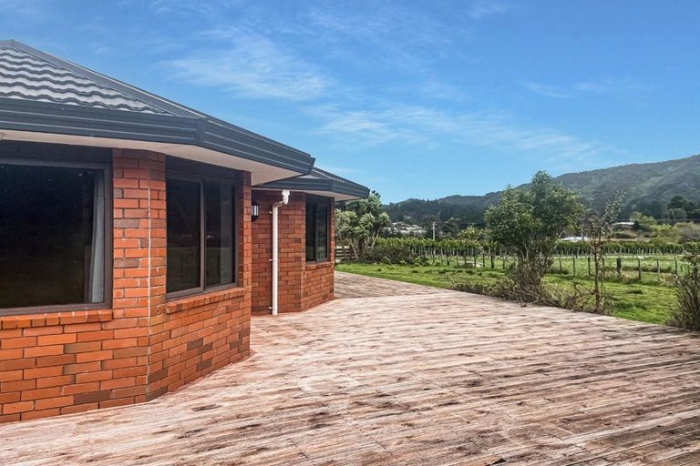 Photo of property in 150 Upper Fitzherbert Road, Wainuiomata, Lower Hutt, 5373