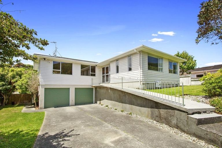 Photo of property in 64 Oriel Avenue, Tawa, Wellington, 5028