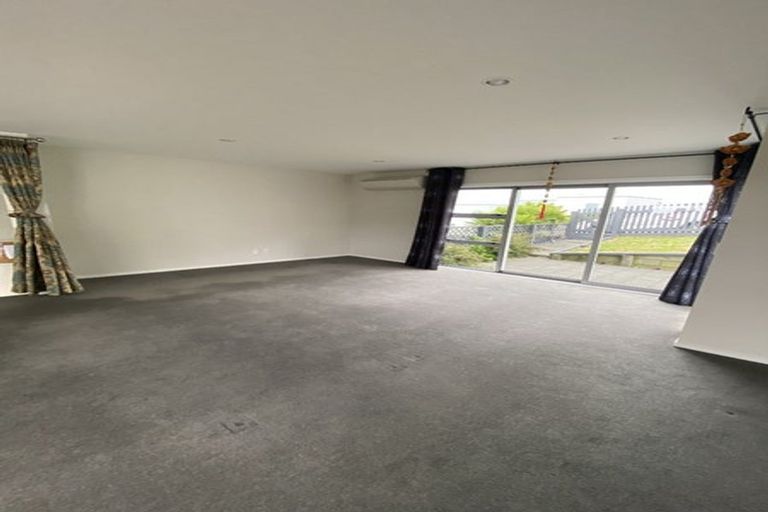 Photo of property in 61 Tamworth Crescent, Newlands, Wellington, 6037